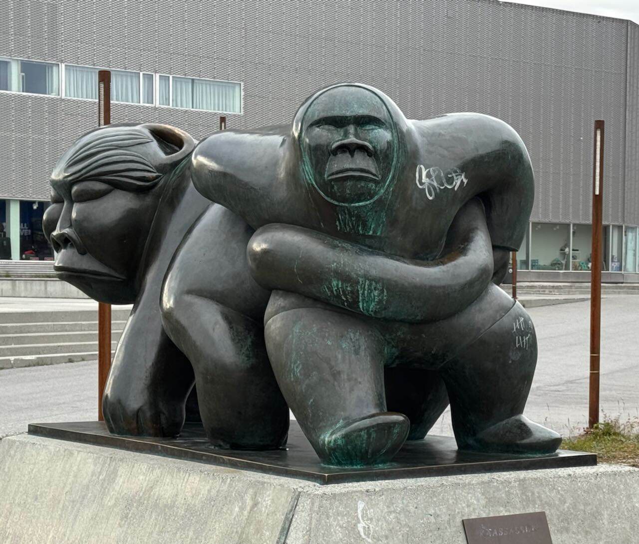 Kaassassuk – Skulptur von Simon Kristoffersen in Nuuk